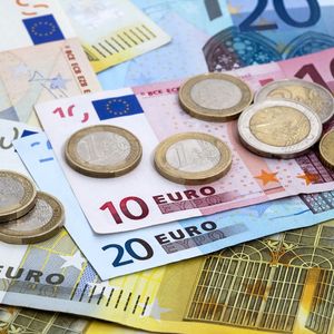 A 1,2130 dollar, l'euro gagne 8 % depuis le début de l'année.