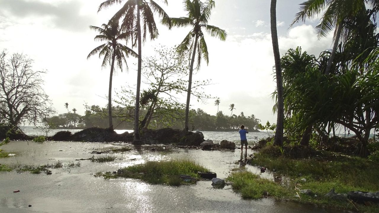 Les îles Marshall sont particulièrement sensibles au changement climatique : certains atolls inondés peuvent devenir inhabitables et les réserves d'eau potables souillées par la mer avec la montée des eaux, obligeant à des déplacements de population.