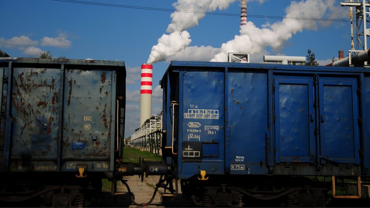 Très dépendante du charbon, la Pologne redoute les conséquences économiques d'une transformation expresse de son mix énergétique qui lui seront imposée par Bruxelles.