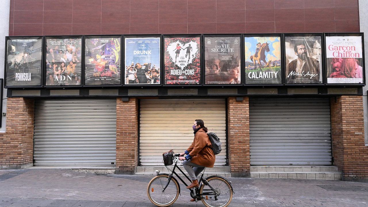 Les cinémas, comme les théâtres ou les musées, vont rester fermés au moins trois semaines de plus.