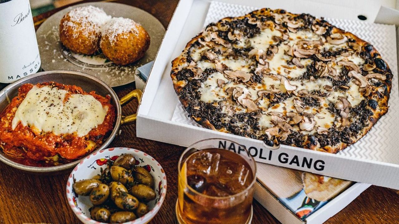 Napoli Gang est la marque dédiée à la livraison lancée par le groupe Big Mamma durant la crise sanitaire. Avec 133.000 pizzas livrées, il ambitionne d'ouvrir d'autres « dark kitchen » en province et à l'étranger.