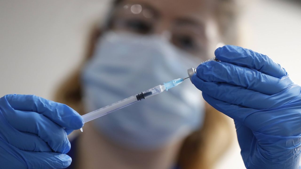 Une infirmière prépare le vaccin contre le Covid de Pfizer-BioNTech dans un hôpital de Londres.