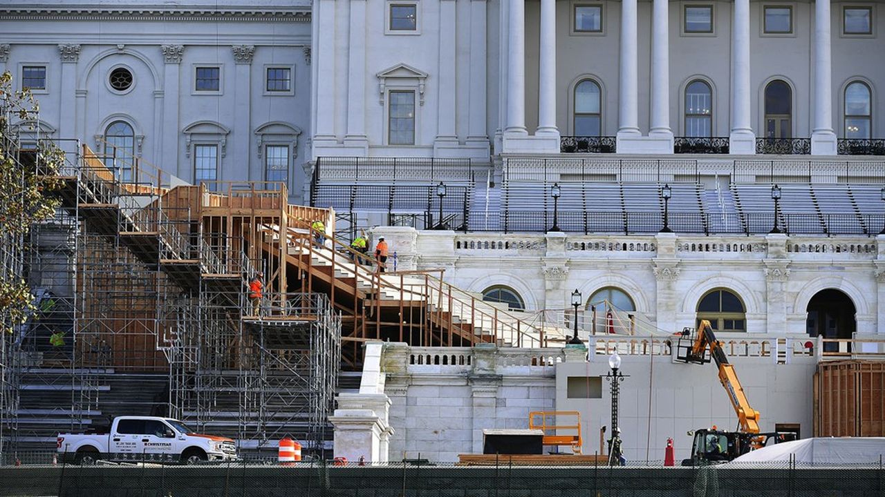 L'installation des gradins a débuté devant le Congrès à Washington, en vue de l'investiture de Joe Biden le 20 janvier.