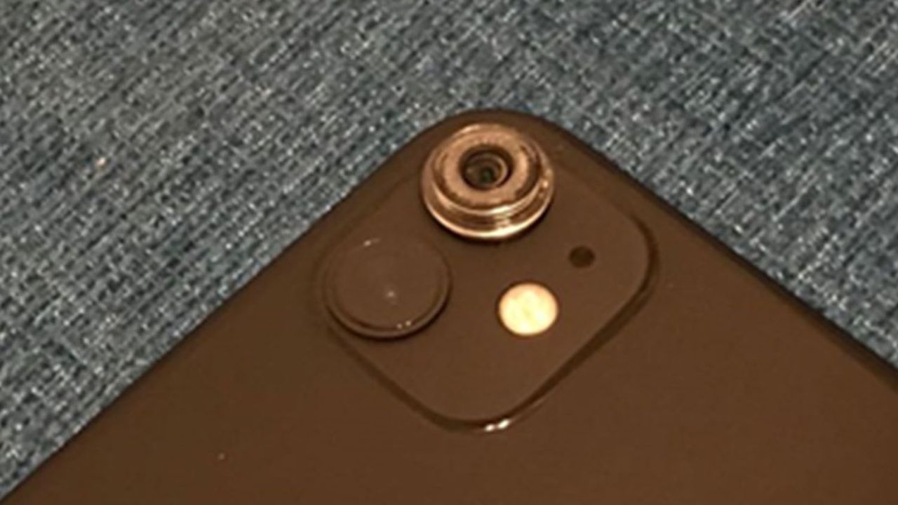 « iMicro Q2 » : grâce à une lentille posée sur l'objectif du smartphone, ce dernier se transforme en microscope.