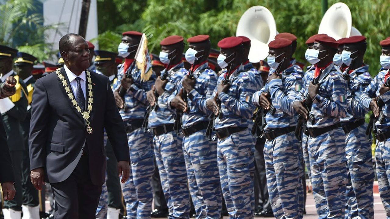 Alassane Ouattara a passé en revue un détachement militaire à l'issue de sa cérémonie d'investiture lundi soir.