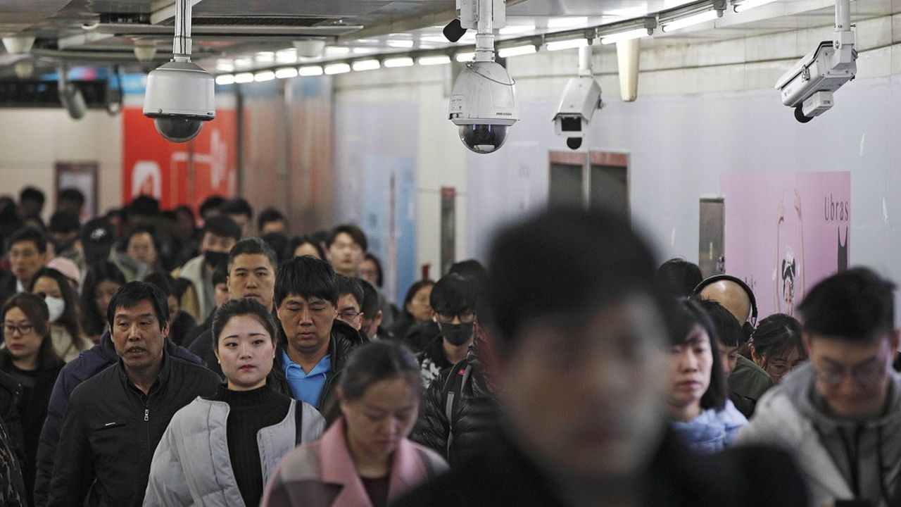 Des caméras de surveillance filment des voyageurs dans une station de métro de Pékin (février 2019).