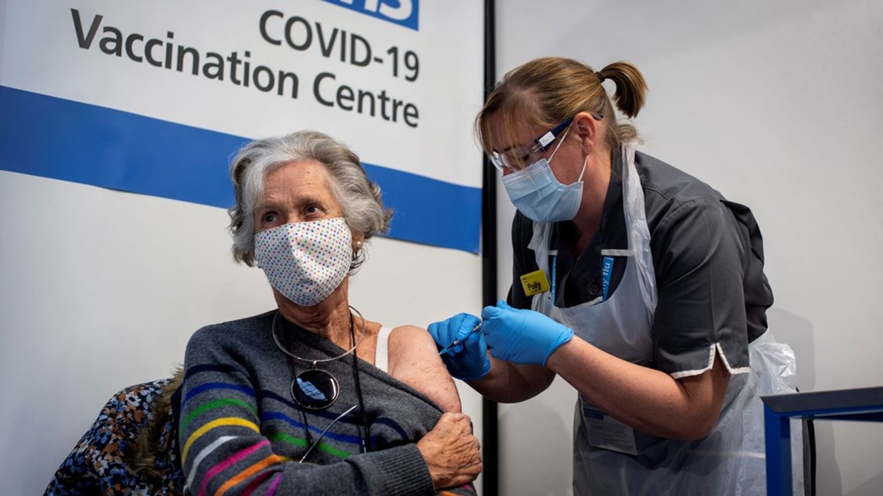 Le Dr Doreen Brown, 85 ans, reçoit la première des deux doses du vaccin Pfizer/BioNTech au Guy's Hospital de Londres.