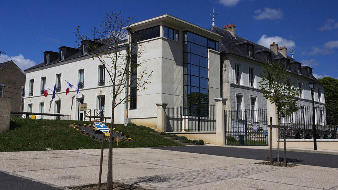 L'opération de « déconstruction d'office » a été ordonnée par la préfecture et la commune de Cerny.