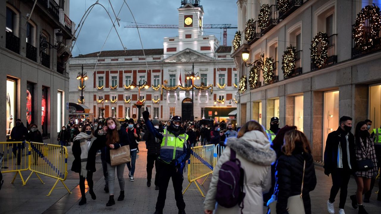 Le rythme des nouvelles contagions s'accélère en Espagne et les régions préparent de nouvelles restrictions à l'approche de Noël. (Photo by OSCAR DEL POZO/AFP)