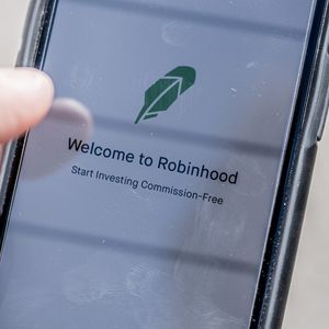 Robinhood, connu pour son application de trading sans commission, attire notamment de jeunes investisseurs.