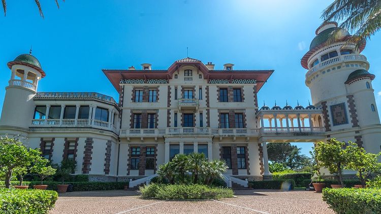 Un des appartements du château Borelli, à Saint-Tropez, est proposé à 7,5 millions d'euros.