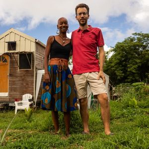 Karen et Yannick vivent à l'année dans une tiny house écolo et auto-construite en Martinique.