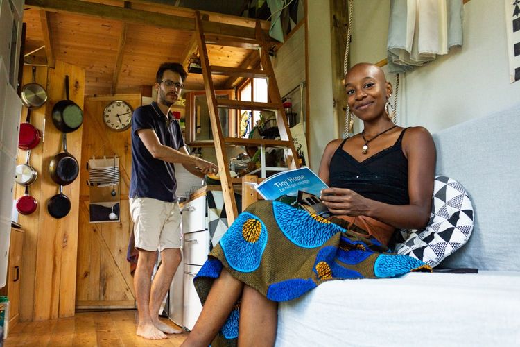 Karen, 32 ans, et son compagnon Yannick, 34 ans, habitent dans une tiny house auto-construite de 20 mètres carrés, mezzanines comprises, en Martinique.
