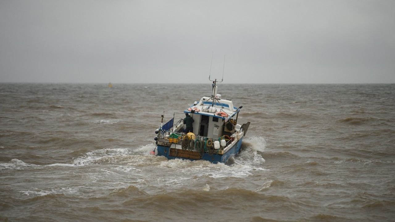 Un bateau de pêche navigue au large du port de Bridlington, sur la côte est du Royaume-Uni.