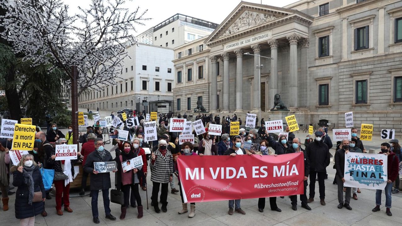 Une manifestation célèbre le nouveau droit à l'euthanasie, qui vient d'être voté à Madrid, le 17 décembre 2020.