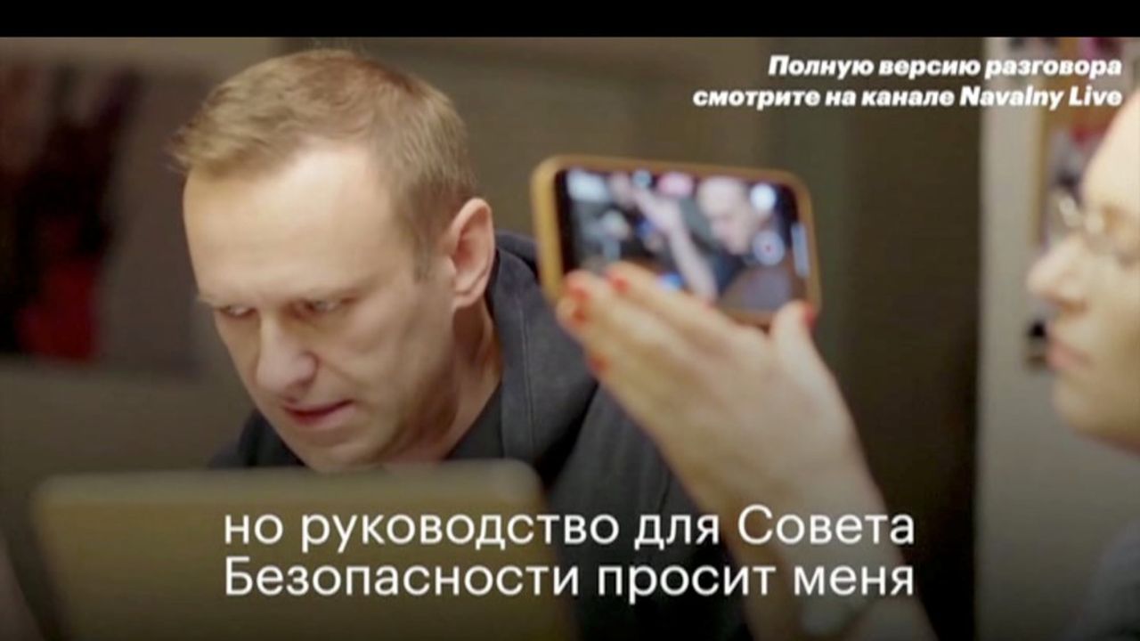 Alexeï Navalny, l'opposant de Vladimir Poutine, s'est entretenu au téléphone avec… l'un de ses empoisonneurs : cette discussion aux allures d'imposture téléphonique a été filmée depuis un studio en Allemagne où Navalny vit désormais.