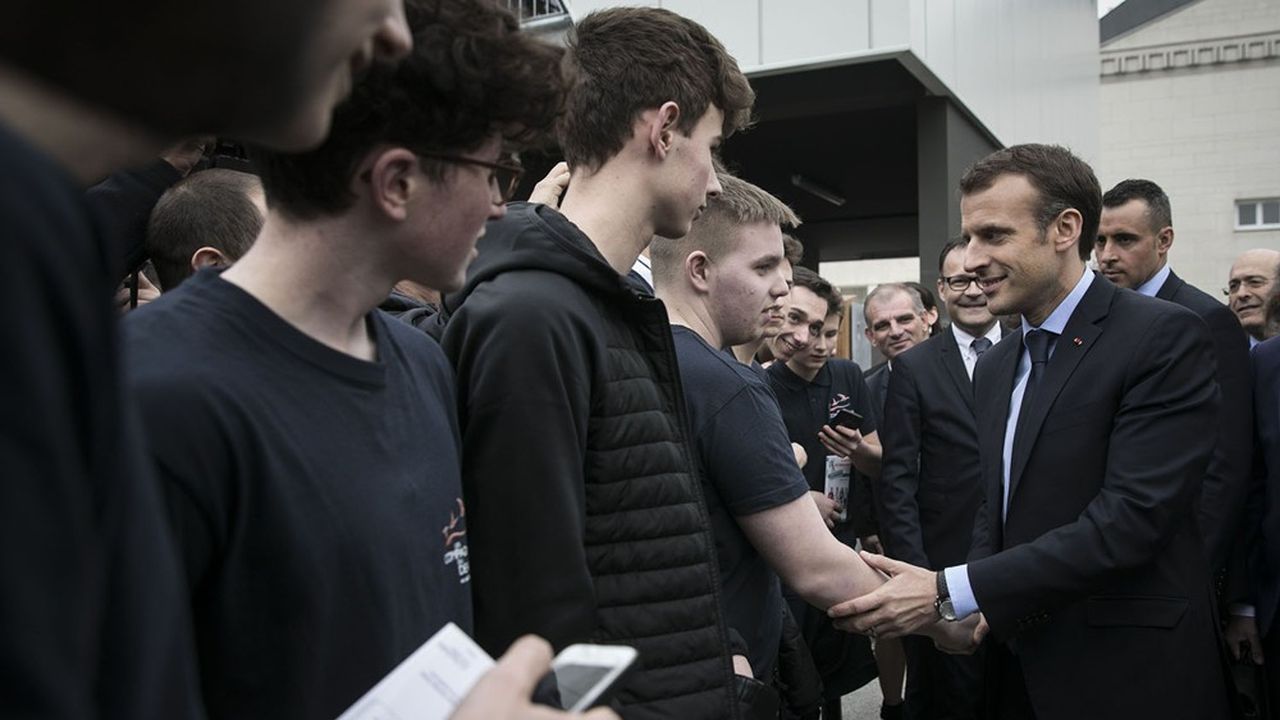 Dans une interview accordée à « L'Express », Emmanuel Macron promet des « circuits d'accès plus rapides aux grandes écoles » pour les jeunes issus des quartiers défavorisés (Photo en mars 2018, dans un centre d'apprentis des Compagnons du devoir).
