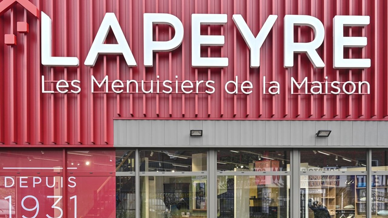 Selon le business plan du 15 septembre, à horizon 2023 le groupe Lapeyre devrait compter 2.565 personnes contre 3.500 actuellement, 107 magasins au lieu de 130 et six usines en France contre dix aujourd'hui.