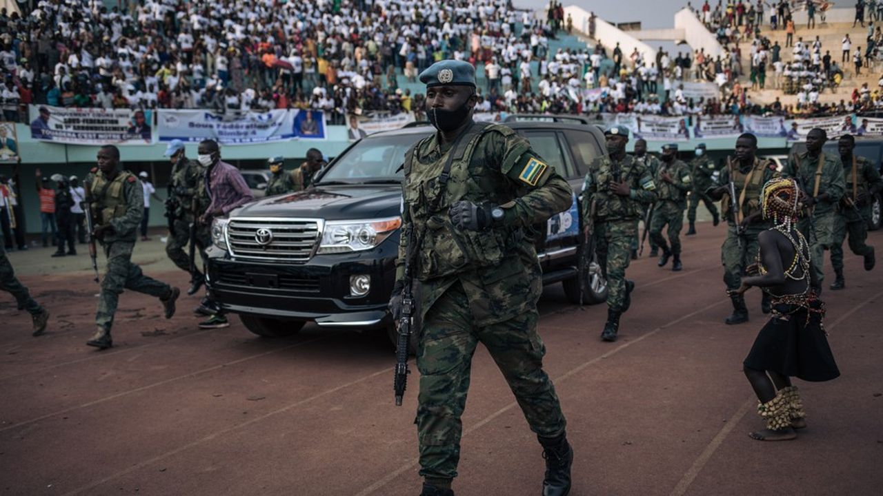 Le chef de l'Etat de la République centrafricaine a tenu son dernier meeting de campagne dans un stade de Bangui sous haute protection de mercenaires russes et de soldats rwandais.
