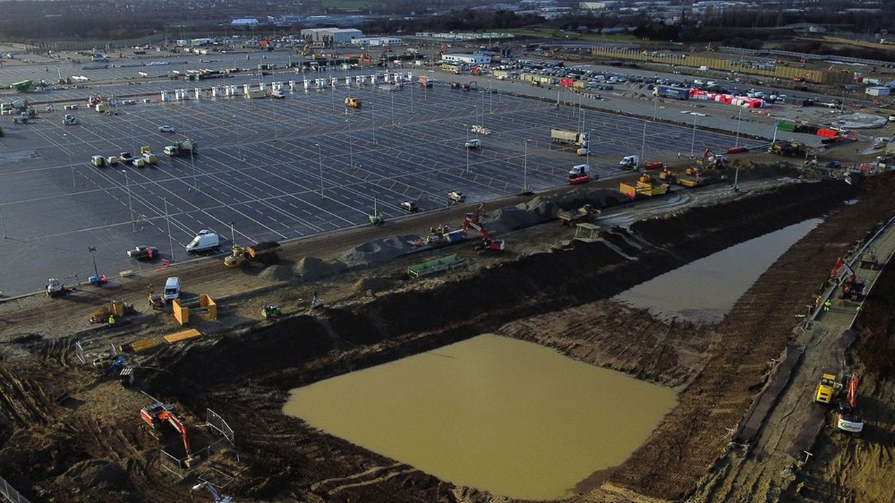 Une photo aérienne montre la poursuite des travaux de construction sur le site d'un parc à camions en construction entre les villages de Sevington et Mersham, près de l'autoroute M20 près d'Ashford dans le Kent, dans le sud-est de l'Angleterre, le 17 décembre dernier. 