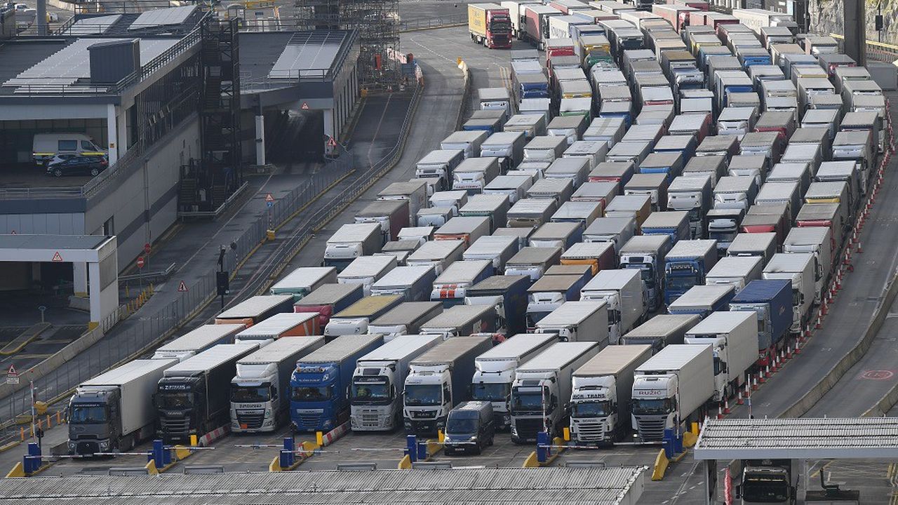 Les camions s'accumulent sur le quai d'embarcation de Douvres, mais aussi sur les autoroutes voisines et même sur les pistes d'un ancien aéroport.