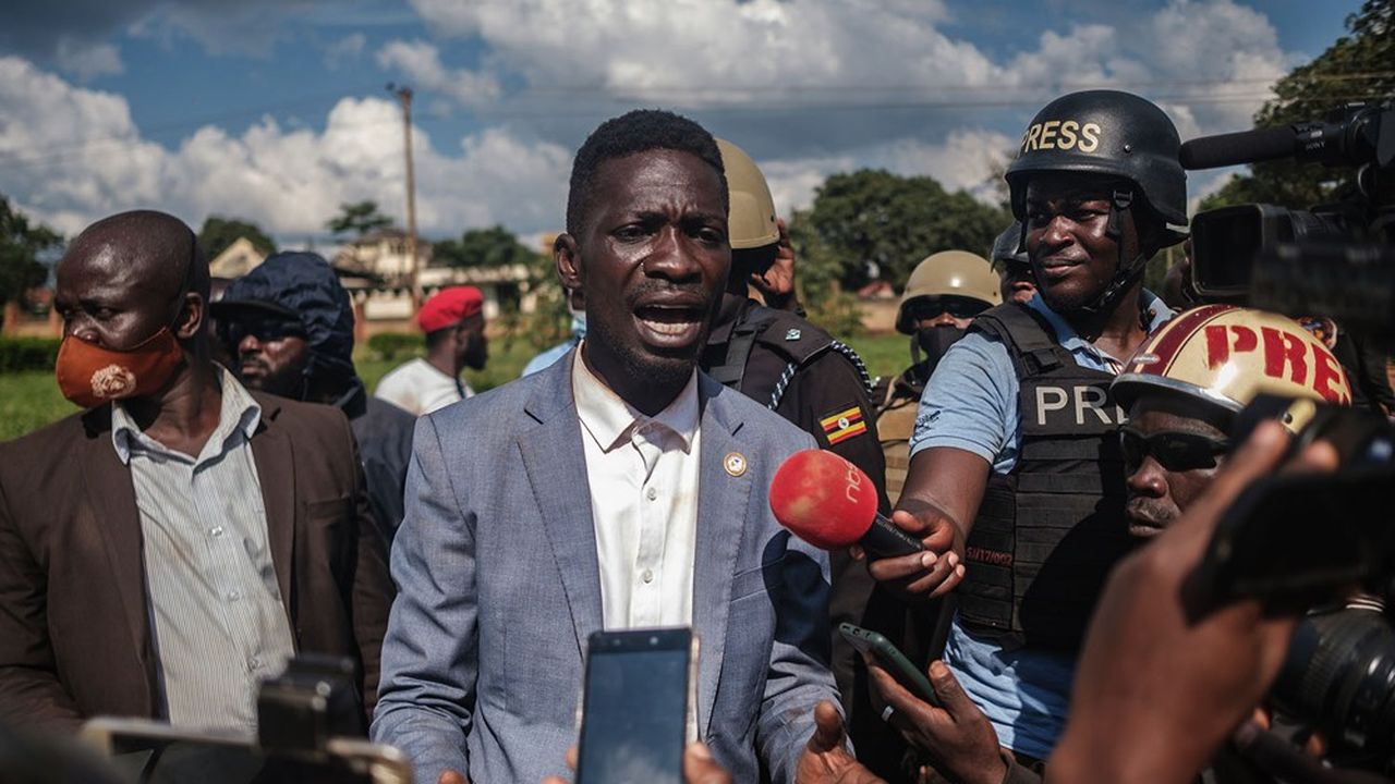 Robert Kyagulanyi, connu sous son nom de pop star Bobi Wine, est candidat à l'élection présidentielle de janvier en Ouganda. Le 1er décembre, la police a une nouvelle fois tiré sur sa voiture alors qu'il faisait campagne à Jinja.