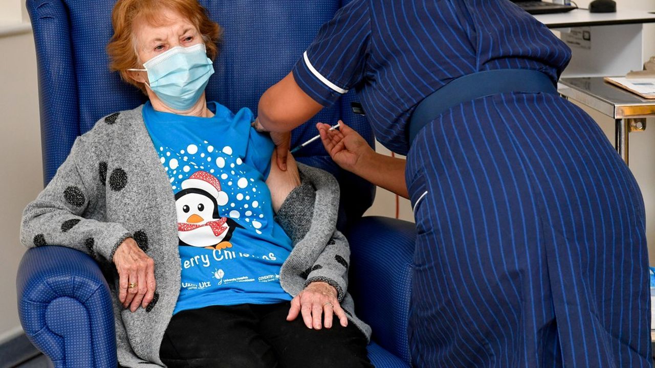 Margaret Keenan, quatre-vingt-dix ans, a été la première personne au monde vaccinée contre le Covid-19 en dehors d'un protocole d'essai, le 8 décembre à Coventry. Le Royaume-Uni a lancé ce qui pourrait être la plus vaste campagne de vaccination volontaire de son histoire.