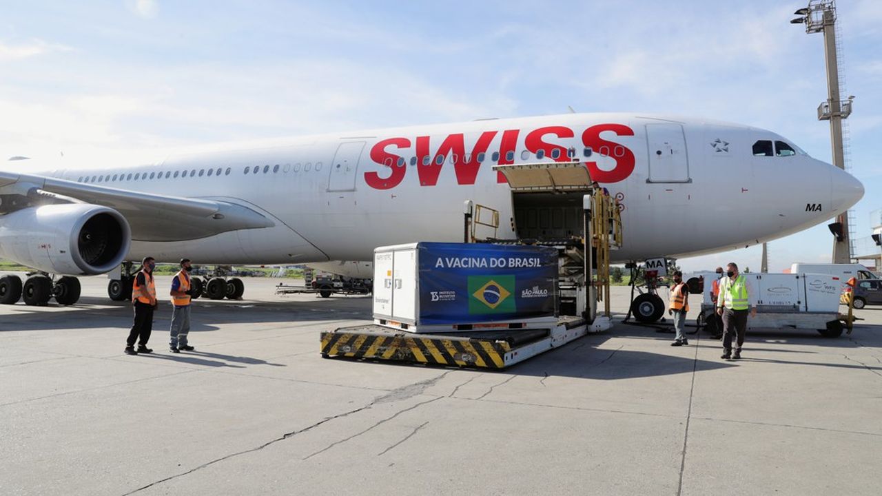 Un container chargé de vaccins Sinovac arrive à l'aéroport international de São Paulo, le 18 décembre 2020.