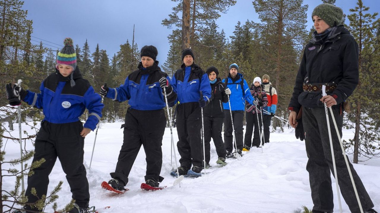 Faute de pouvoir faire du skin, les vacanciers à la montagne se rabattent sur les raquettes à neige.