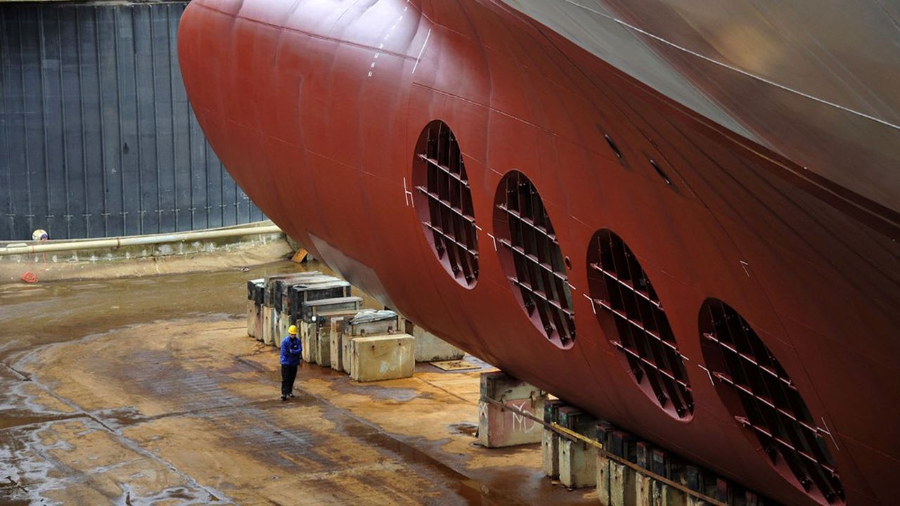 Les Chantiers de l'Atlantique se sont fait notamment une spécialité dans la construction des paquebots de croisière géants (ici le paquebot « MSC Bellissima » dans la forme profonde).