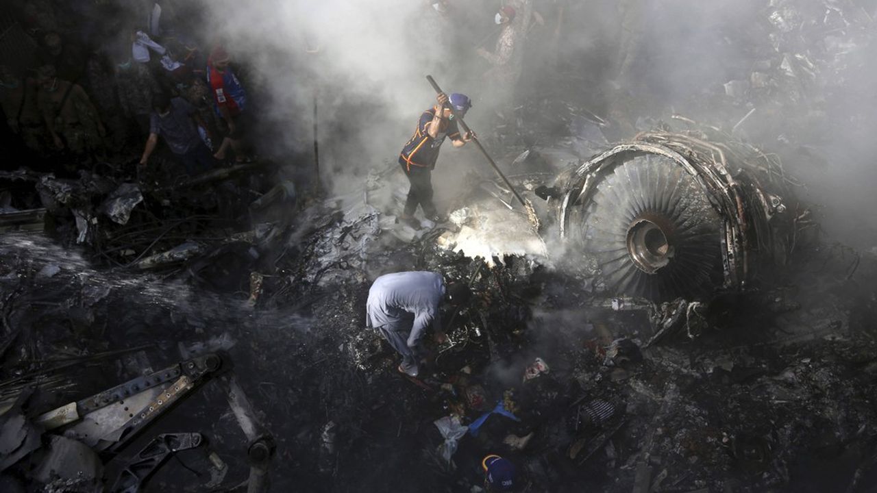 En 2020, 86 % des morts ont été entraînés par seulement deux crashs aériens, dont celui d'un Airbus sur un quartier résidentiel de Karachi, au Pakistan (photo).