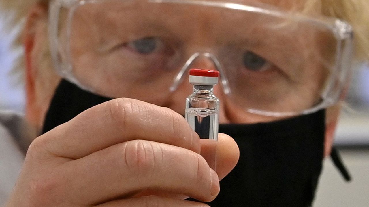 Le Premier ministre britannique, Boris Johnson, a posé avec un flacon du vaccin développé par AstraZeneca et l'université d'Oxford.
