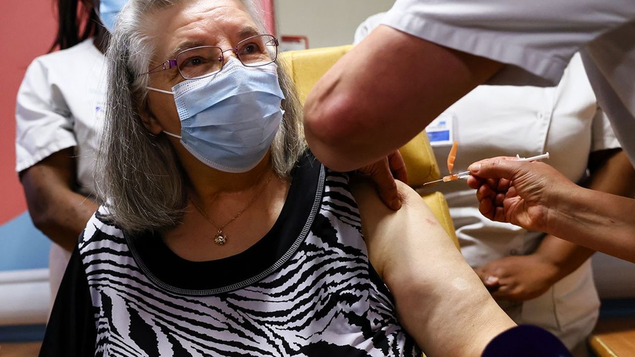 Mauricette, 78 ans, a été la première française à être vaccinée contre le Covid, dimanche dernier.