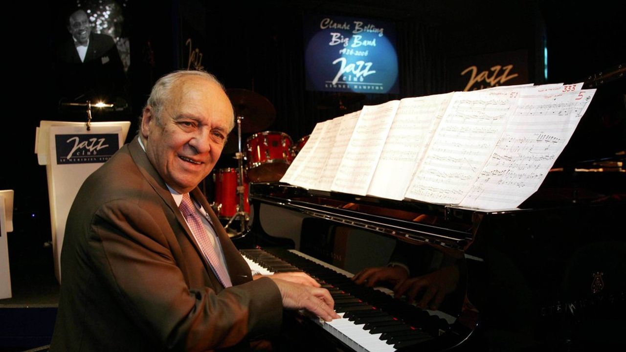 Claude Bolling décoré commandant de l'ordre des arts et des lettres, lors d'un jubilé de son « big band » au Jazz Club du Meridien Etoile, en 2005.