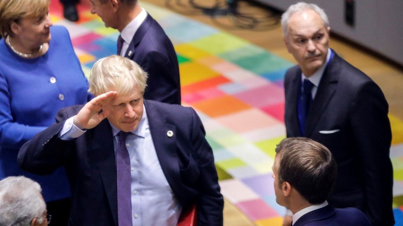 Boris Johnson salue Emmanuel Macron alors qu'il arrive à un Sommet européen, à Bruxelles en octobre 2019.