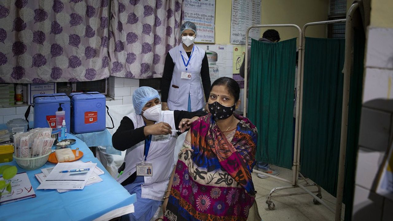 Une indienne, à New Delhi, reçoit le 2 janvier une dose d'un vaccin test contre le Covid-19.