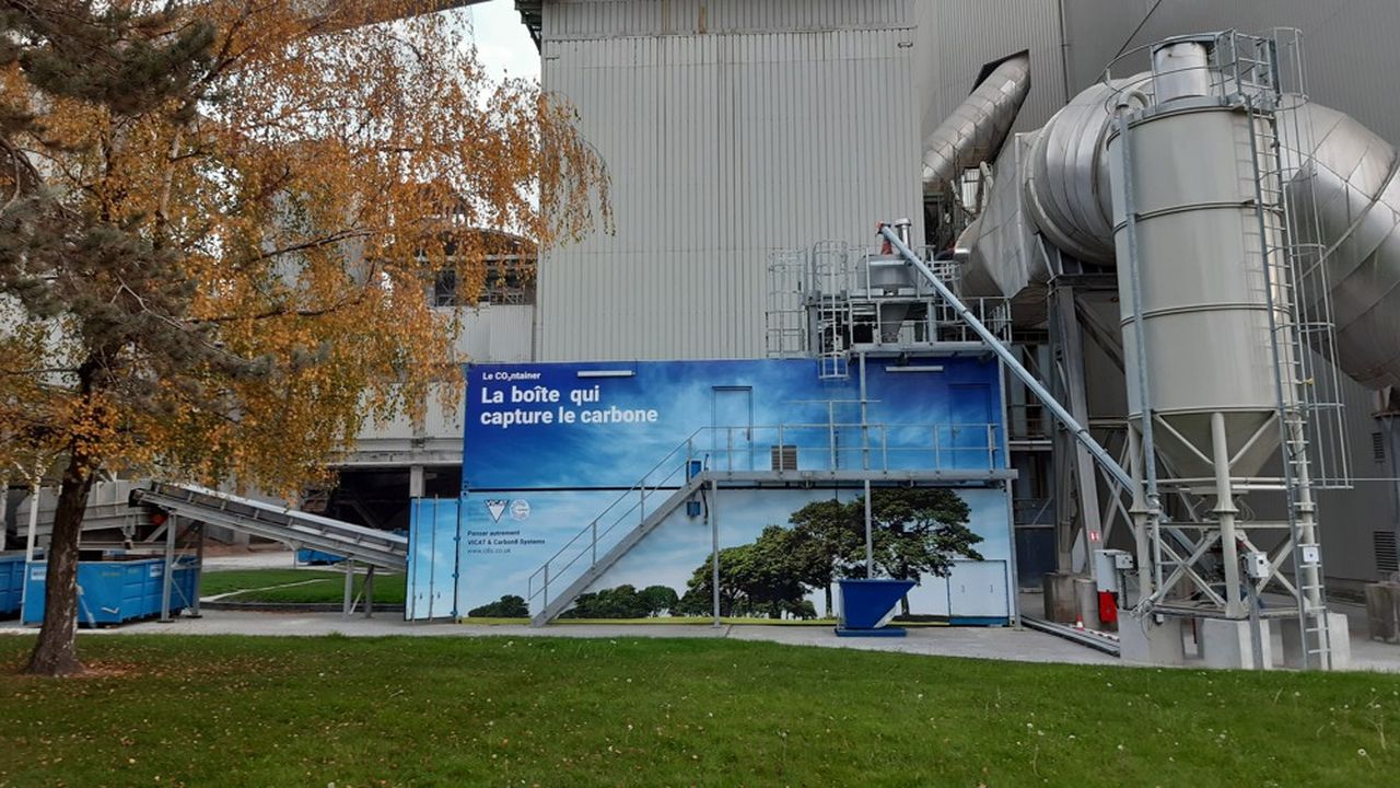 Installé sur le site de la cimenterie de Montalieu-Vercieu en Isère, le dispositif CO2ntainer est relié au silo de stockage des poussières et à un flux de carbone capté dans l'usine.