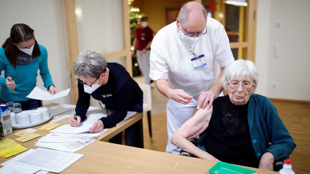 Les seniors de plus de 80 ans vivant en maison de retraite sont les premiers ciblés. Des équipes mobiles doivent donc venir à eux, ce qui ralentit le processus de vaccination.