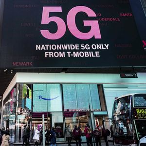 Les opérateurs télécoms américains (ici une publicité de T-Mobile à New York) ont été parmi les premiers au monde à lancer la 5G grâce aux bandes hautes.