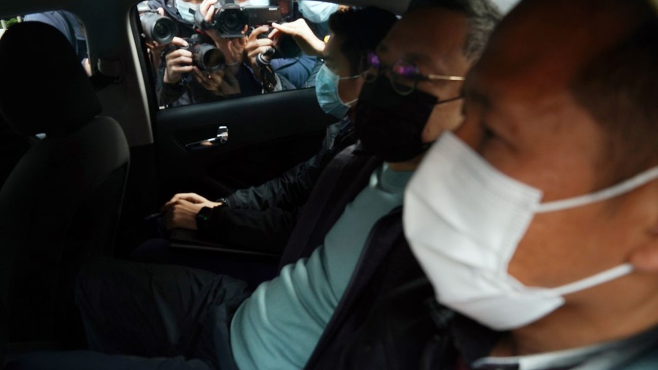 A notamment été arrêté Benny Tai (photo : au centre), figure historique du mouvement Occupy Central qui avait débouché sur la « révolte des parapluies » en 2014.