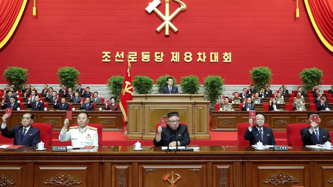 « La période de la stratégie de développement économique de cinq ans s'est terminée l'année dernière mais les résultats dans la plupart des domaines ont été extrêmement inférieurs à nos objectifs », a lancé, devant des milliers de « représentants » non masqués, Kim Jong-un en ouvrant le congrès du Parti des travailleurs au pouvoir depuis 1948.