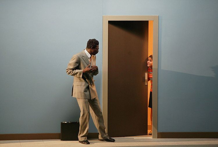 « Papa doit manger », mise en scène d'André Engel, avec Bakary Sangaré et Amina Touigjine. Pièce jou ée à la Comédie-Française en 2003.