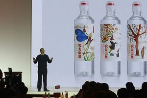 Février 2015, Zhong Shanshan, président de Nongfu Spring Company, présente sa gamme de bouteilles destinées aux banquets et aux restaurants haut de gamme.