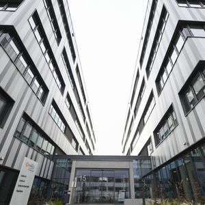 La pépite allemande basée à Tübingen et cotée au Nasdaq a annoncé jeudi avoir conclu un « accord de coopération et de services » avec le géant allemand de la pharmacie Bayer.