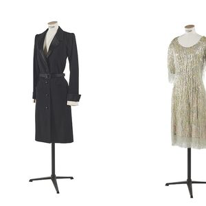 Robe smoking haute couture été 1981 (1.000 à 2.000 euros) et robe à franges de perles (3.000 à 5.000 euros).