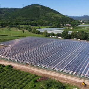Implantée à Beauchastel, dans la vallée de l'Eyrieux en Ardèche, cette serre photovoltaïque permettra de produire 3.300 MWh par an d'électricité.