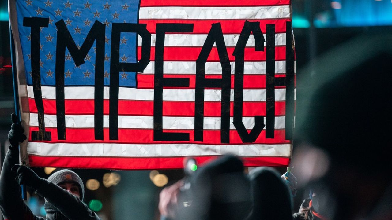 Nancy Pelosi a estimé que démettre Donald Trump était une « urgence de la plus haute importance » (photo : manifestants réclamant, jeudi à New York, une procédure d'« impeachment » contre Donald Trump).