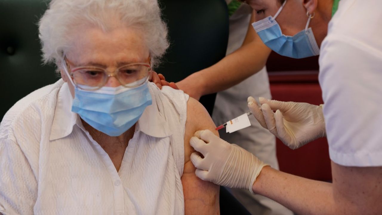 La vaccination en Ehpad pourrait être achevée fin mars en France.
