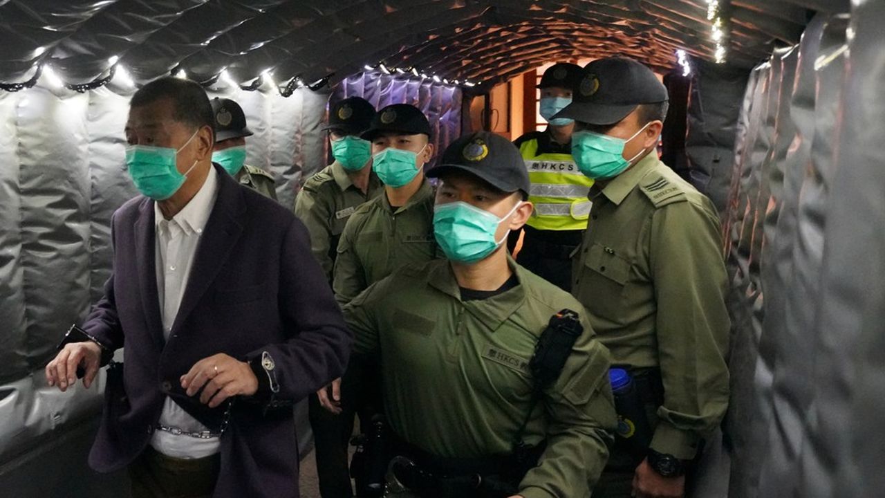 Le patron de presse hongkongais Jimmy Lai quitte la Cour d'appel suprême de Hong Kong le 31 décembre 2020.