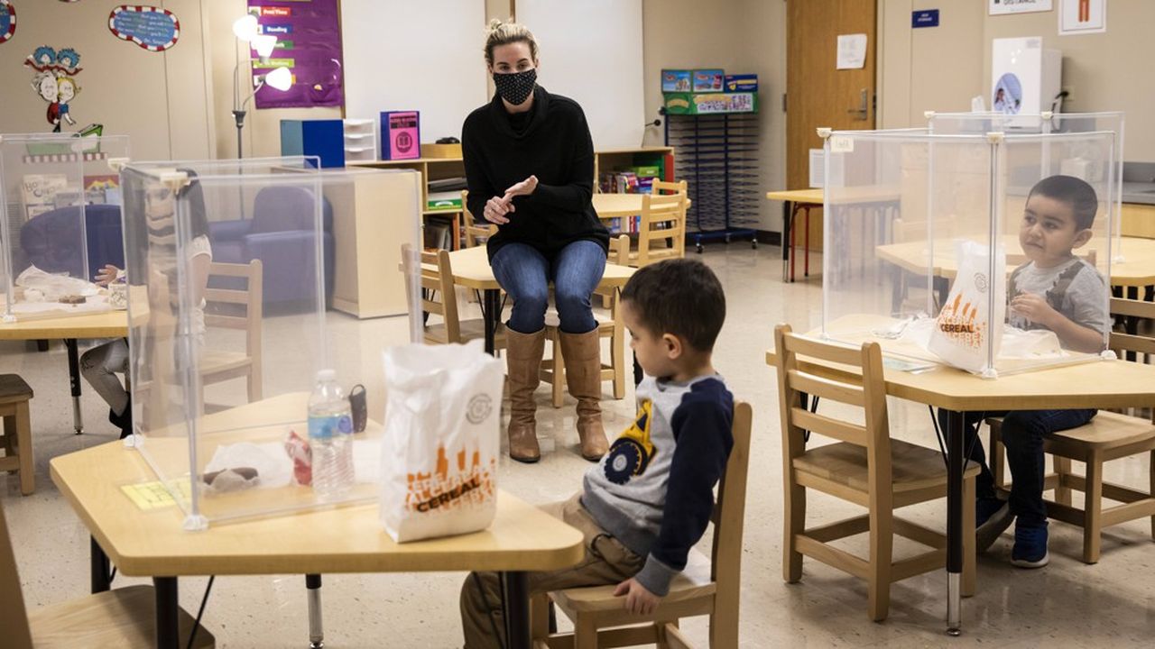 Des élèves d'une école primaire de Chicago ont eu leur premier cours en présentiel lundi 11 janvier. Depuis mars, en raison de la pandémie de Covid-19, ils n'avaient eu que des cours à distance.